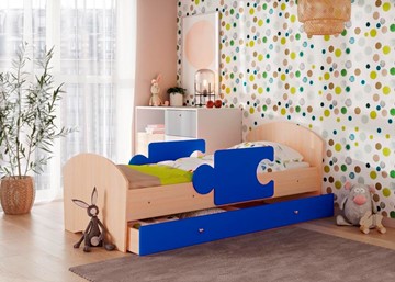 Кровать детская с бортиками и ящиком Мозайка, корпус Млечный дуб/фасад Синий (щиты) в Самаре